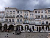 Schmucke Altstadthaus Zeile mit Arkaden am Giraldo Platz in Évora